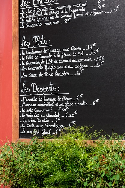 Placa do menu na parede exterior de um restaurante em paris.