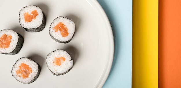 Foto grátis placa minimalista com sushi rola close-up