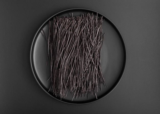 Placa minimalista de vista superior com espaguete preto