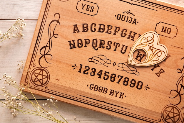 Placa ouija plana leiga na mesa de madeira