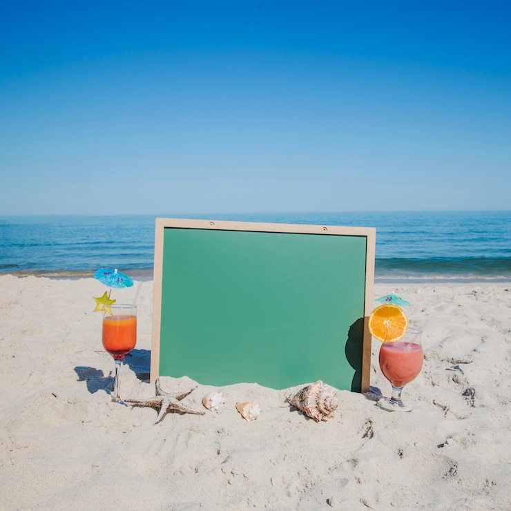 Foto grátis placa verde com cocktails perto
