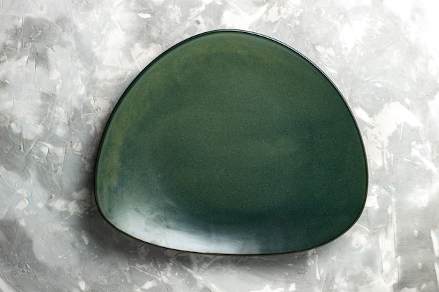 Placa verde vazia de vista superior isolada na mesa cinza clara.