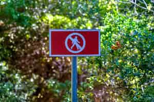 Foto grátis placa vermelha sem placa de caminhada para pessoas na floresta