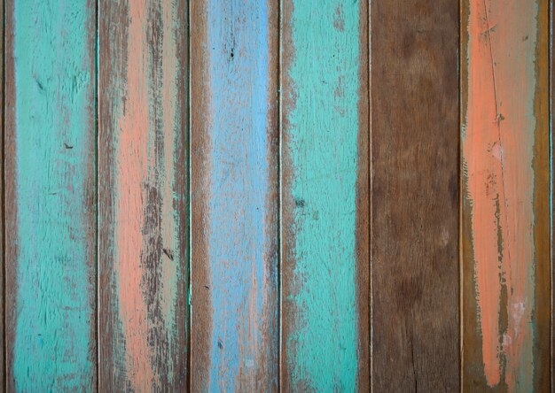 Placas de madeira de cores, mas com a pintura danificada