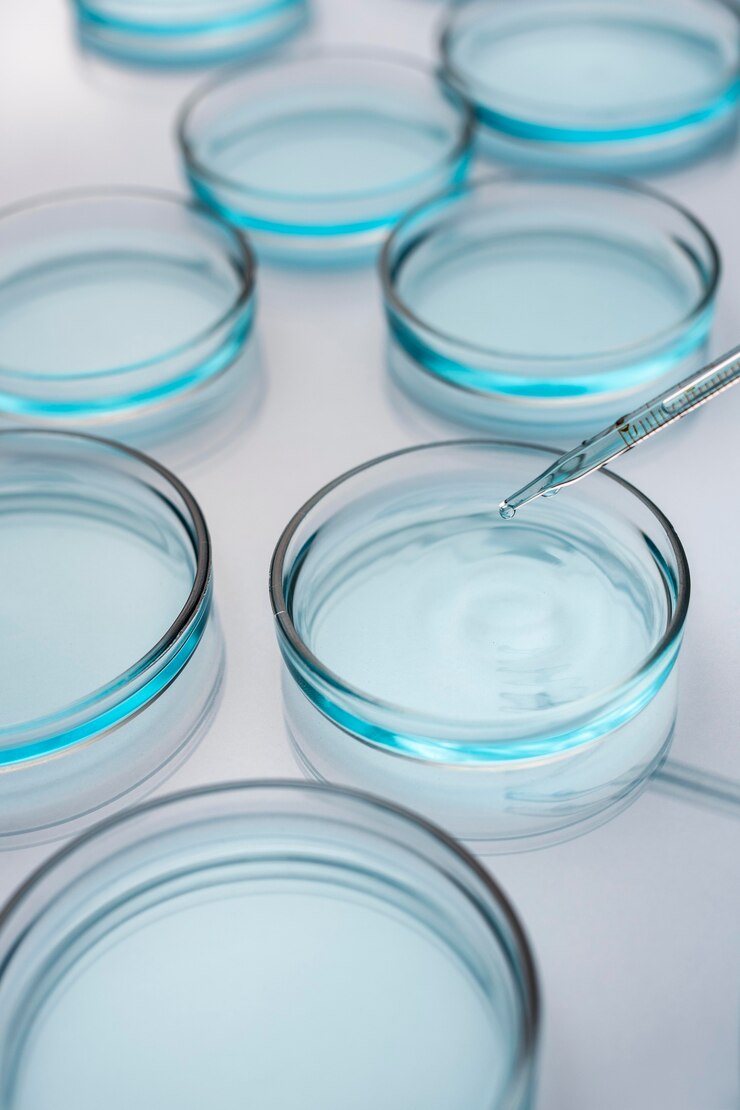 Foto grátis placas de petri em laboratório médico com gotícula