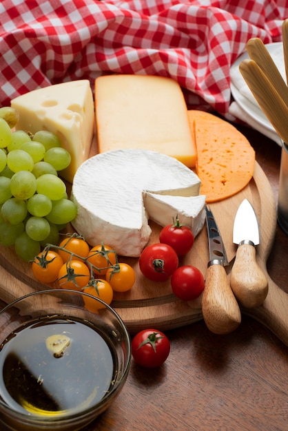 Foto grátis planalto com variedade de queijo delicioso