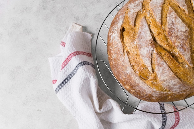 Foto grátis plano colocar delicioso pão branco redondo no pano