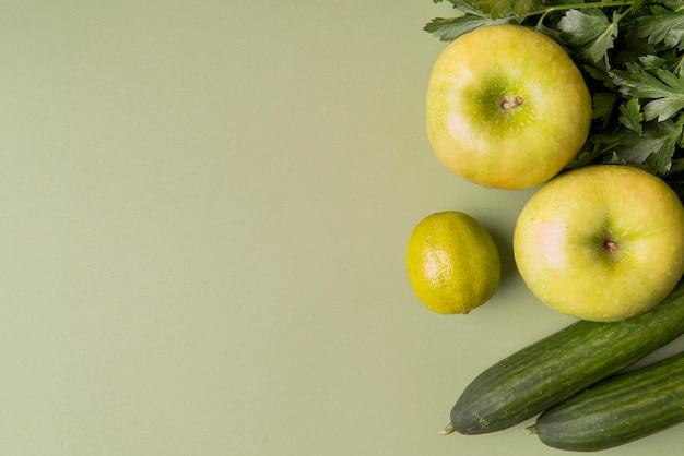 Foto grátis plano colocar verdes frutas e legumes com cópia espaço