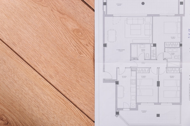 Foto grátis plano de construção no piso de madeira