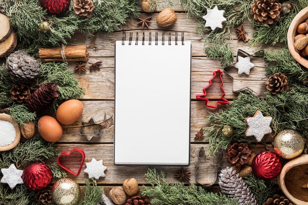 Plano de deliciosas guloseimas de Natal com bloco de notas vazio