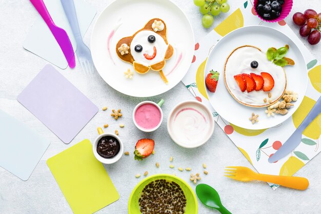 Plano de fundo de café da manhã fofo, panquecas infantis e cereais de chocolate