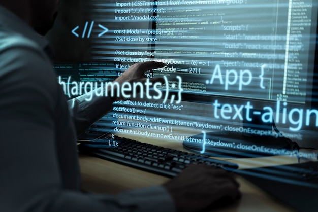 Plano de fundo de programação com pessoa trabalhando com códigos no computador