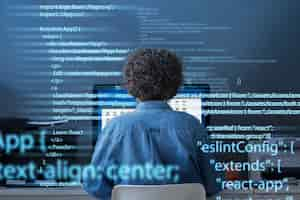 Foto grátis plano de fundo de programação com pessoa trabalhando com códigos no computador