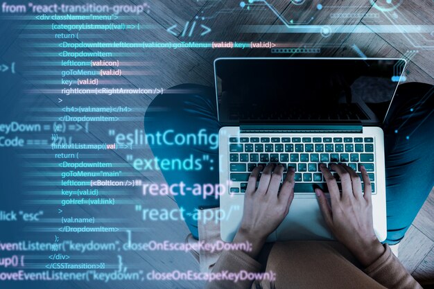 Plano de fundo de programação com pessoa trabalhando com códigos no computador