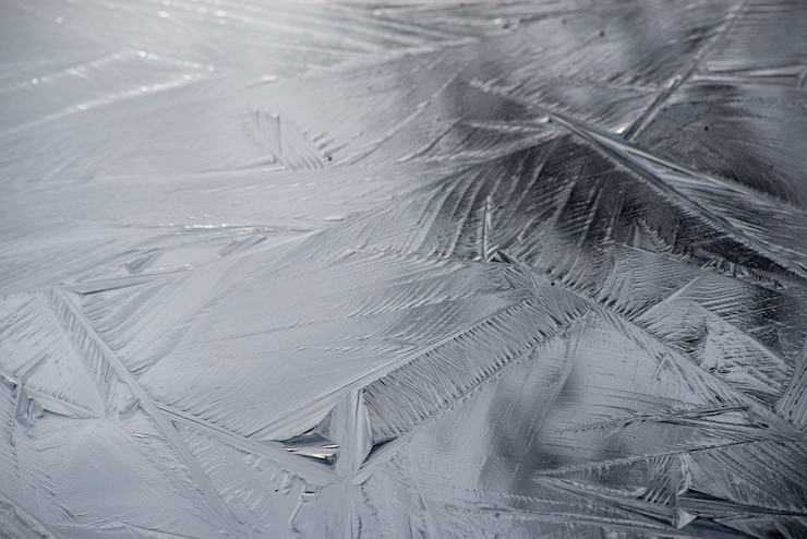 Foto grátis plano de fundo de uma superfície fosca com belos padrões de cristal