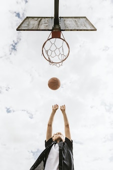 Plano de fundo do esporte, garoto jogando uma bola de basquete, passatempo de verão