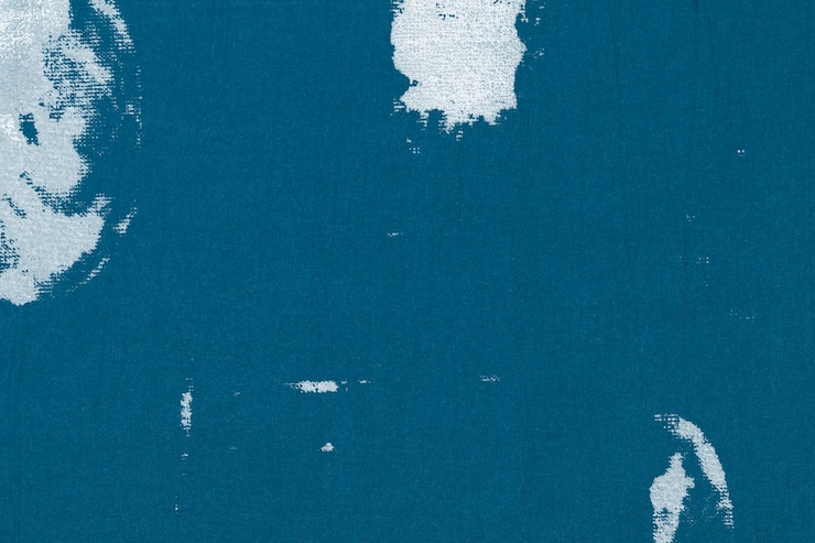 Foto grátis plano de fundo texturizado azul com mancha de tecido branco