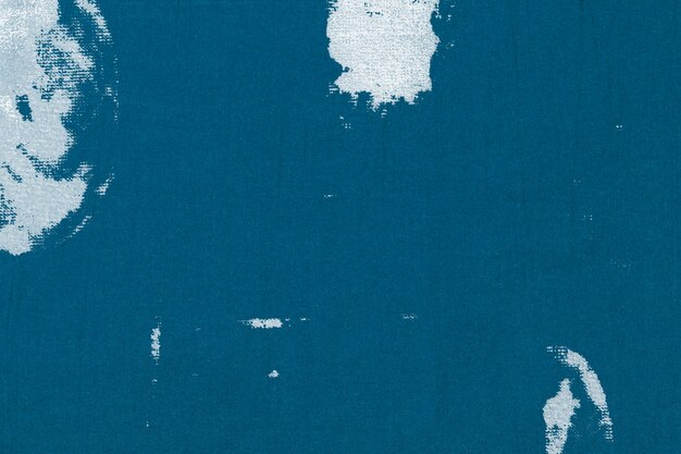Plano de fundo texturizado azul com mancha de tecido branco