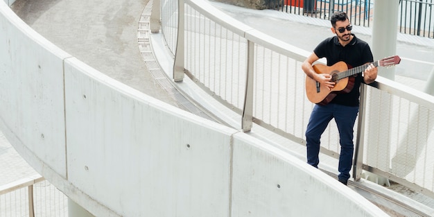 Plano geral de músico tocando conceito de saxofone