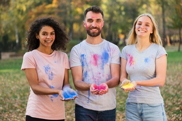 Plano médio de amigos posando para o holi