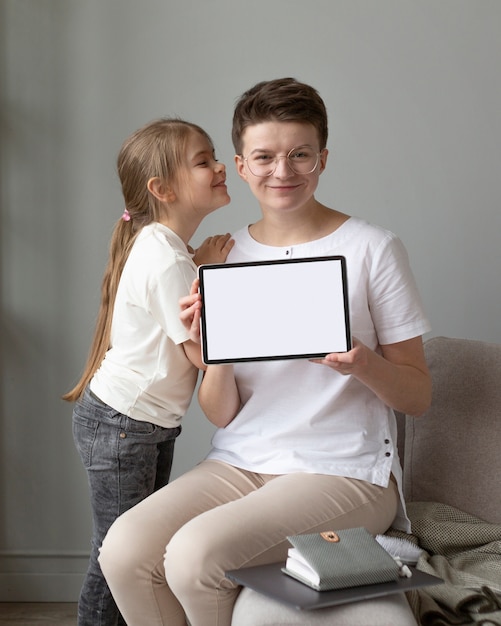 Foto grátis plano médio de pais e filhos com tablet