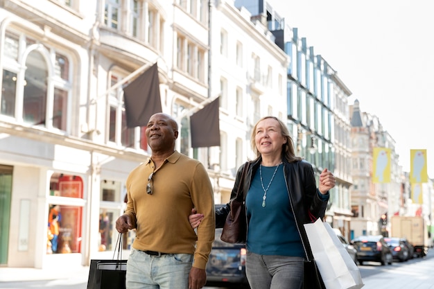 Plano médio de pessoas felizes caminhando juntas