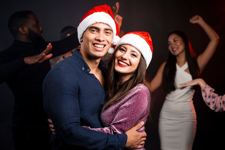 Foto grátis plano médio do casal na festa de ano novo