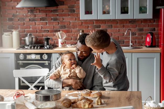 Plano médio, pai e filhos felizes