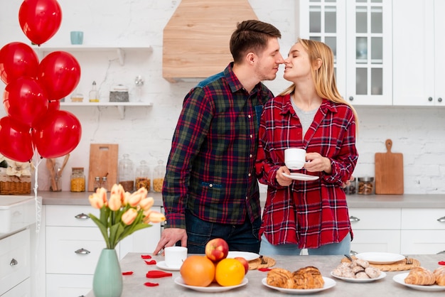 Foto grátis plano médio, par feliz, a passar tempo juntos