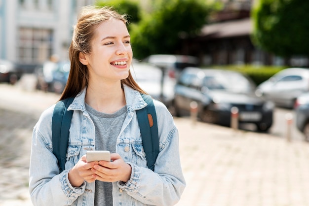 Foto grátis plano médio viajante e telefone celular