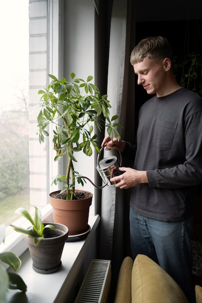 Planta de rega de homem médio de tiro