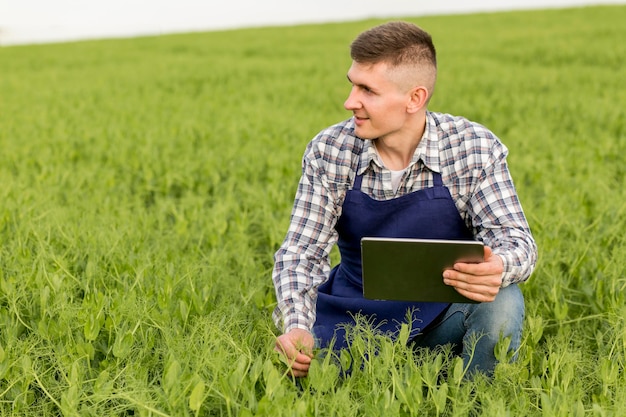 Foto grátis planta de verificação do homem