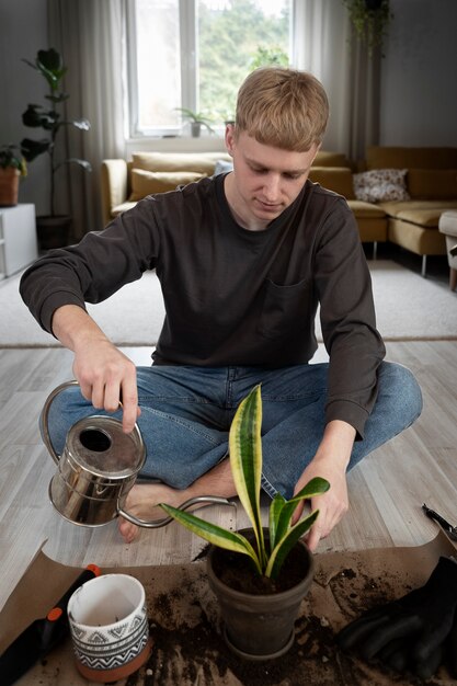 Planta molhando full shot homem