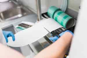 Foto grátis plástico de corte de enfermeira de máquinas de embalagem de seladora de malote