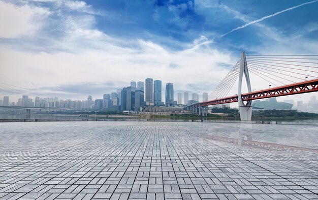 plataforma de mármore em frente ao skyline da cidade