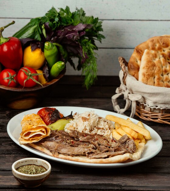 Plov ustu doner em cima da mesa