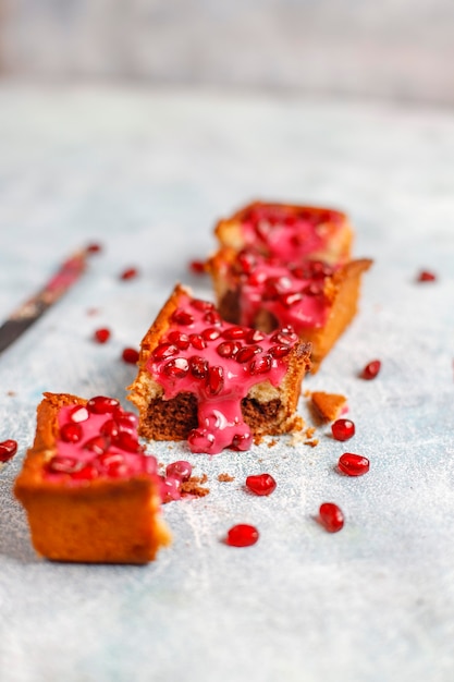 Plumcake com cobertura de romã e sementes.