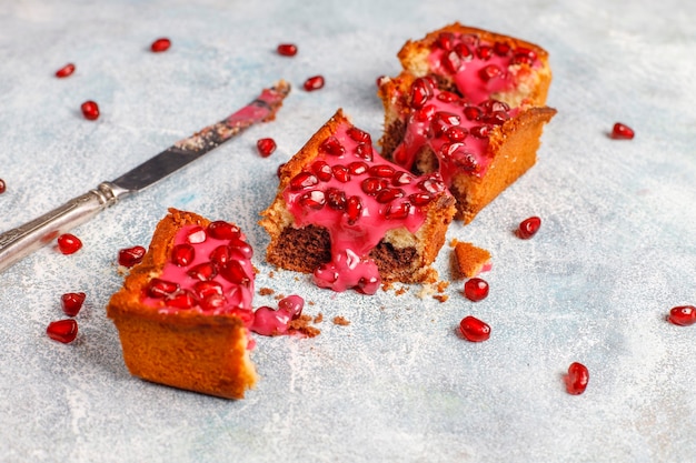 Plumcake com cobertura de romã e sementes.