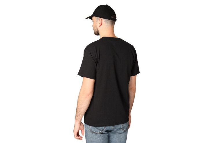 Foto grátis png um cara com uma camiseta preta e um boné isolado em fundo branco