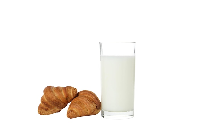 Foto grátis pngcroissants com um copo de leite isolado em fundo branco