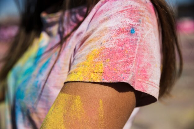 Pó da cor de Holi no t-shirt da mulher