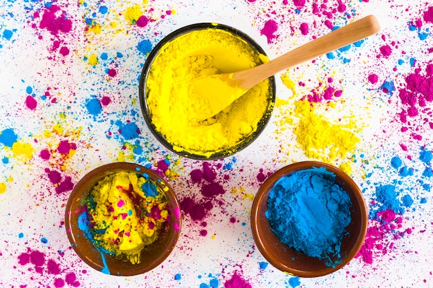 Foto grátis pó de cor holi amarelo e azul sobre fundo branco