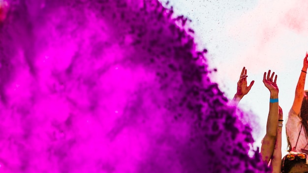 Foto grátis pó de cor rosa holi explodir na multidão