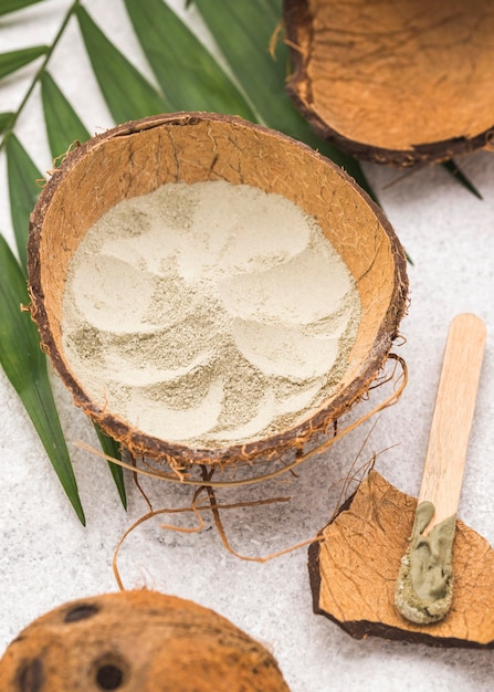 Foto grátis pó em casca de coco com folhas