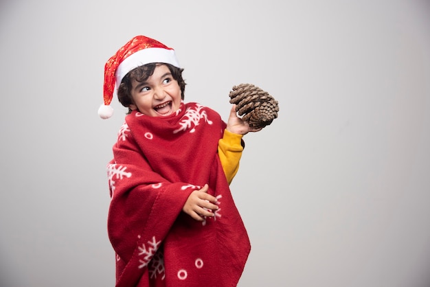 Época de Natal com criança disfarçada com uniforme vermelho de Papai Noel