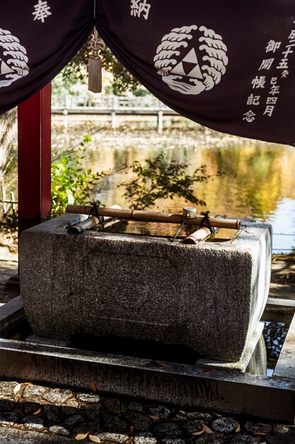 Poço de água no templo japonês