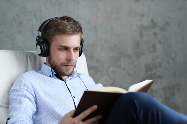 Podcast de escuta do homem considerável em fones de ouvido