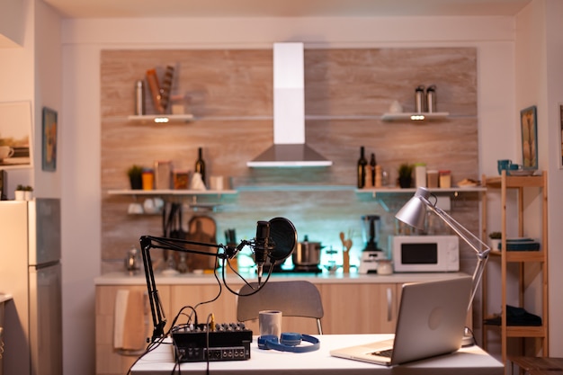 Podcast home studio na cozinha com equipamento profissional de brodcasting