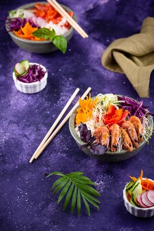 Poke bowl havaiano com salmão e camarão