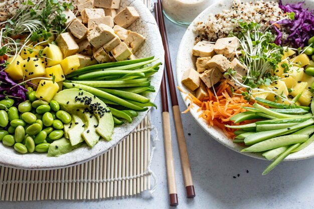 Poke bowl vegano com fotografia de tofu marinado